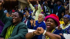 与党ジンバブエ・アフリカ民族同盟愛国戦線（ＺＡＮＵ―ＰＦ）はムガベ氏を党首から解任することを決めた＝１９日