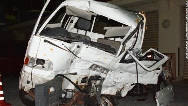 事故で破損したトラック＝１９日、沖縄