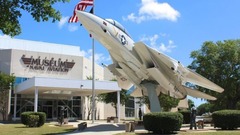 米フロリダ州ペンサコーラにある米国立海軍航空博物館では、航空機１５０機以上や飛行シミュレーター、海軍の曲芸飛行隊「ブルーエンジェルス」の視点を体験できる仕掛けなど、素晴らしいコレクションを展示している
