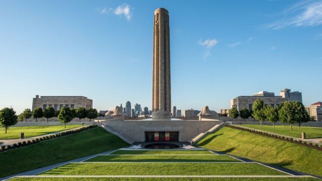米ミズーリ州カンザスシティーにある国立第１次世界大戦博物館。高さ約６６メートルのリバティー記念塔からは同市の街並みが一望できる