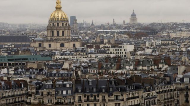１７世紀、ルイ１４世の命令でパリ中心部に建設された廃兵院。金色のドームは市内の街並みの中にあって一際目を引く