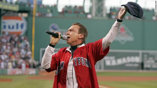レッドソックスとホワイトソックスのカードで国歌を披露するキャシディさん=2009年