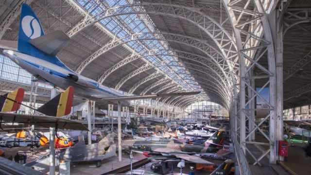 気球からF16戦闘機まで、航空関連の展示エリアには100機あまりの機体が集結