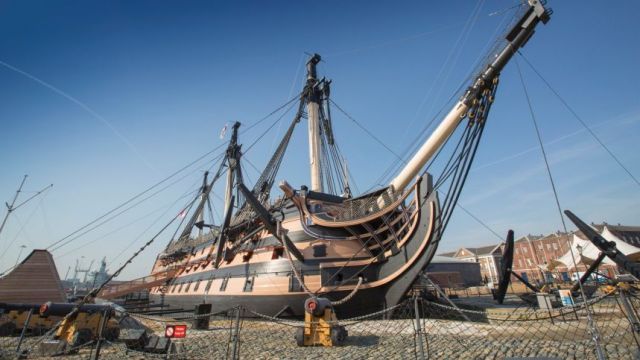 ポーツマス造船所に展示された「HMSビクトリー」。ジョージ王朝時代の海軍の姿を今に伝える