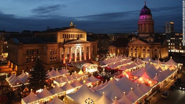 ドイツ伝統のクリスマスマーケットには買い物客や観光客が大勢集まる