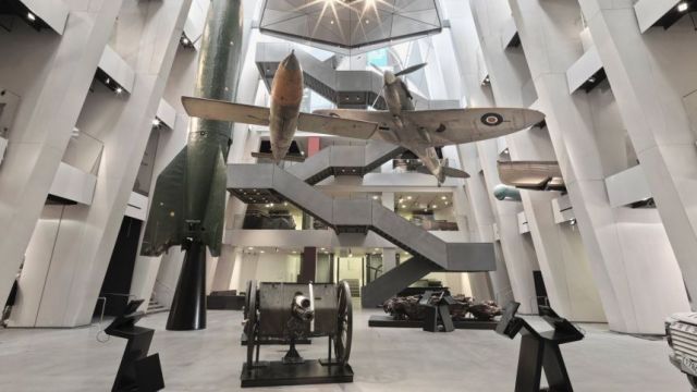 過去の戦闘機などが展示された英帝国戦争博物館(IWM)のアトリウム