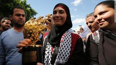 ２０１６年のグローバル・ティーチャー賞の賞金１００万ドル（約１億１０００万円）を受け取るパレスチナの教師、ハナン・フルーブさん。遊びを活用して暴力的な行動に対処する革新的な手法が評価された