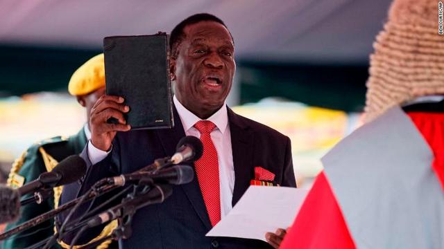 首都ハラレの国立競技場で大統領の就任宣誓をするエメーソン・ムナンガグワ氏=24日
