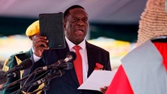 首都ハラレの国立競技場で大統領の就任宣誓をするエメーソン・ムナンガグワ氏＝２４日