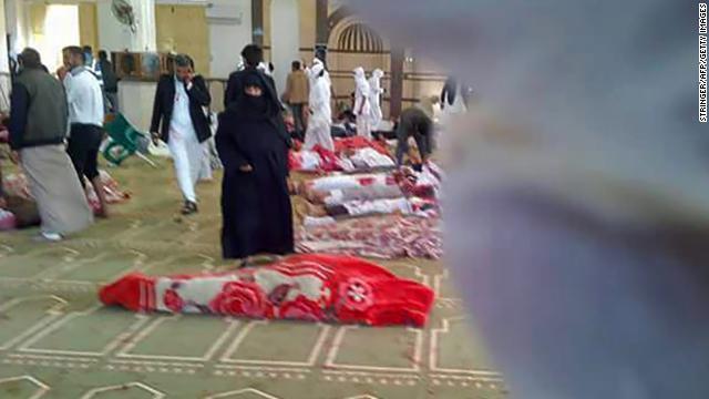 襲撃を受けたモスクには犠牲者の遺体が並んだ