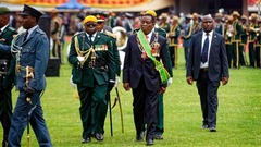宣誓後に閲兵するムナンガグワ新大統領