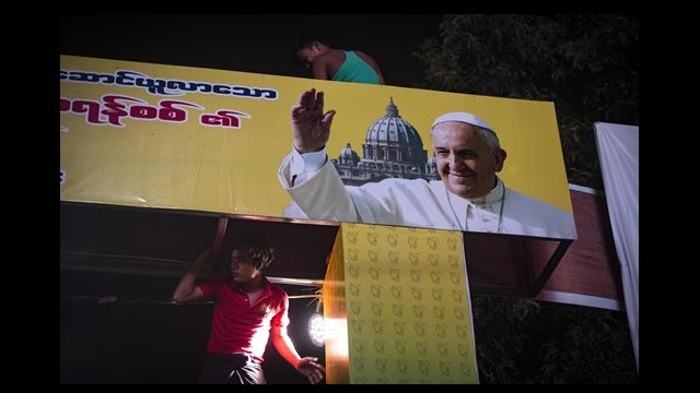 法王歓迎のポスターを準備するミャンマーの作業員