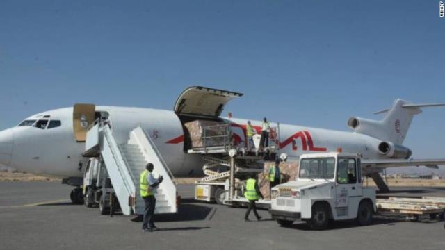 支援物資を積んでイエメンに到着した航空機