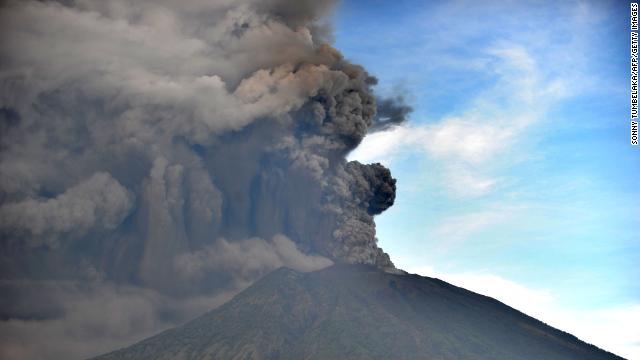 インドネシア・バリ島東部のアグン山が噴火した