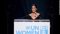 国際女性デーに国連会合で演説するマークルさん＝２０１５年３月