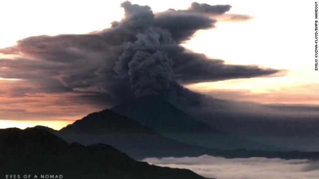 噴煙を上げるアグン山