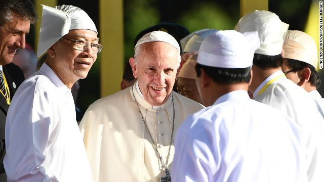 ミャンマーを訪れているフランシスコ法王が１５万人の信者を前にミサを行った