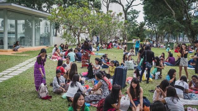 シンガポールの公園でピクニックをする労働者ら