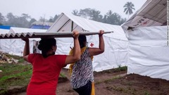 避難所設営のための資材を運ぶ人たち