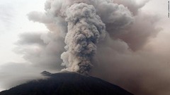 １１月２５日の噴火では、噴煙がアグン山の上空数千メートルの高さまで立ち上った