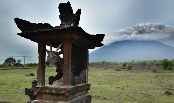 バリ島の火山噴火で旅行客の予約キャンセルが相次いでいる