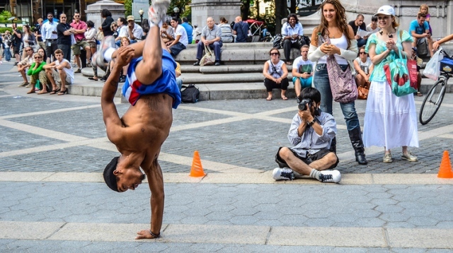 ニューヨークの路上でパフォーマンスを披露するダンサー