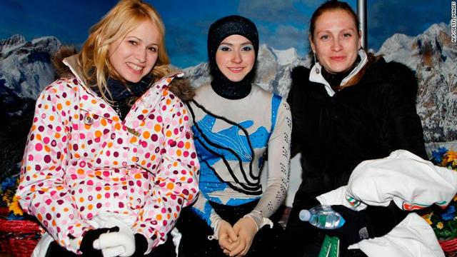 2012年にイタリアで開かれた国際大会に出場した際は、スカーフを着用したアラブ女性選手の前例はなく、衣装違反で減点された