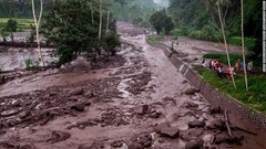 火山物質を含んで流れる地元の川