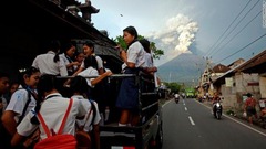 通学用のトラックに乗り込む生徒たち