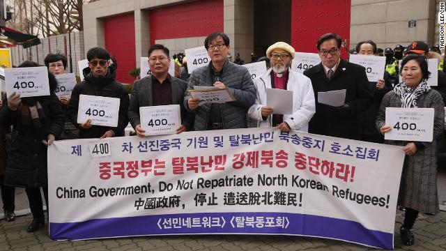 中国大使館の外で抗議デモを行う人々＝２９日、ソウル