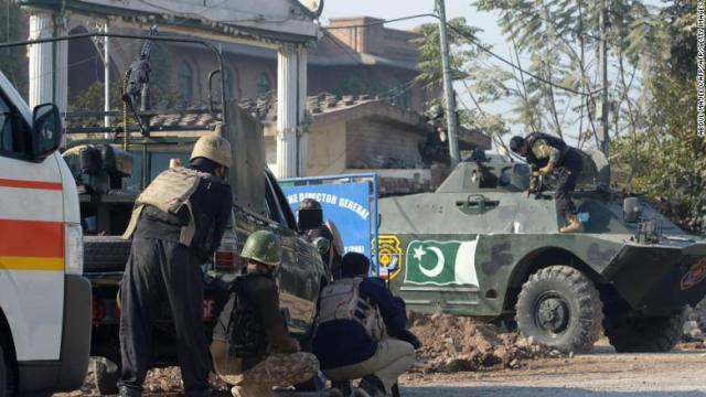襲撃現場で配置につくパキスタン当局の治安要員