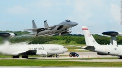 グアムのアンダーセン空軍基地から離陸するＦ１５「イーグル」