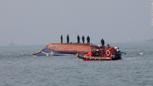 タンカーとの衝突で転覆した韓国の釣り船