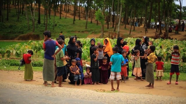 バングラデシュに避難してきたロヒンギャの人々。バングラデシュ政府は１０万人を無人島に移送する計画を進める方針を明らかにした