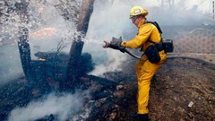 レイクビューテラスエリアで消火活動にあたる消防隊員