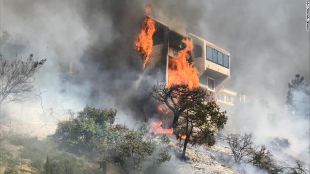 カリフォルニア州で発生した山火事は天候の影響もあり消火活動が難航している