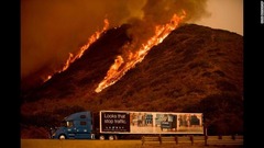 ハイウエイ上のトラックの上に燃え上がる炎が見える