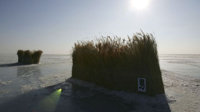 吉林省の凍った湖の上にあるトイレ