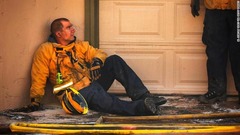 ベンチュラ郡で消火活動の合間に休息をとる消防隊員