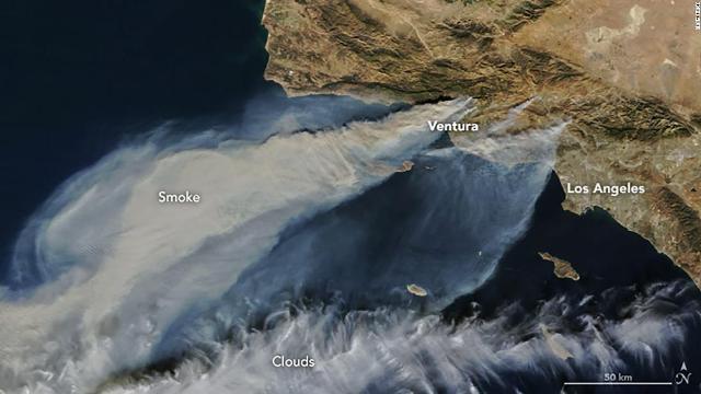 人工衛星からとらえた米カリフォルニア州の山火事の煙＝NASA