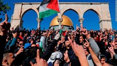 アルアクサ・モスク近くで声を上げるパレスチナのムスリムら＝８日、エルサレム旧市街
