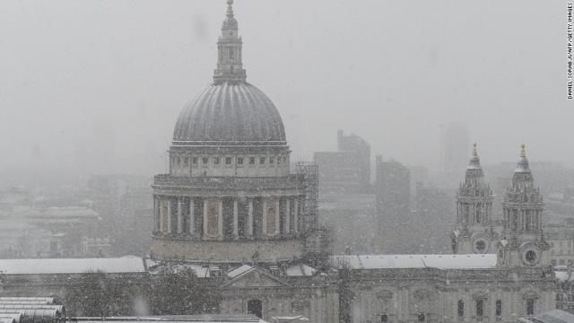 セントポール大聖堂も降雪に見舞われた