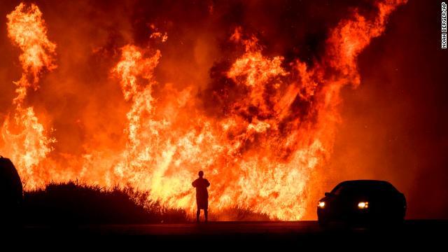 米カリフォルニア州での火災発生から１週間。今なお消火活動が続いている