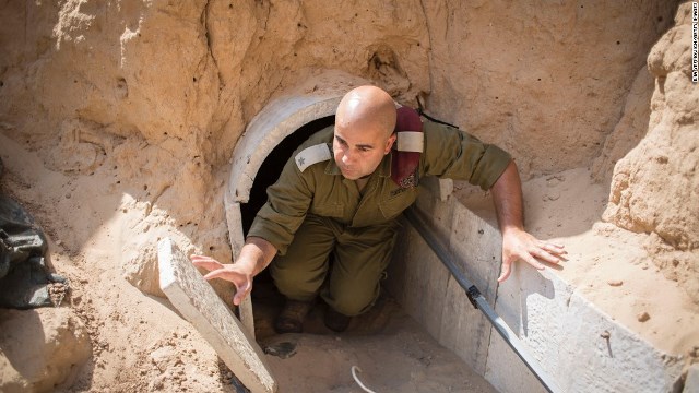 ガザから伸びるハマスの地下トンネルを調査するイスラエル軍の兵士