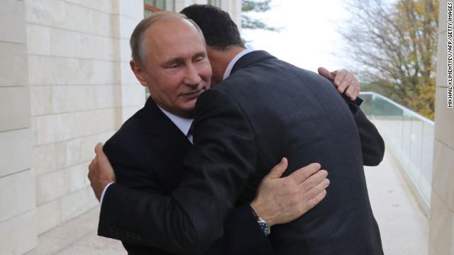 先月ソチで会談した際に抱擁を交わすプーチン大統領（左）とアサド大統領