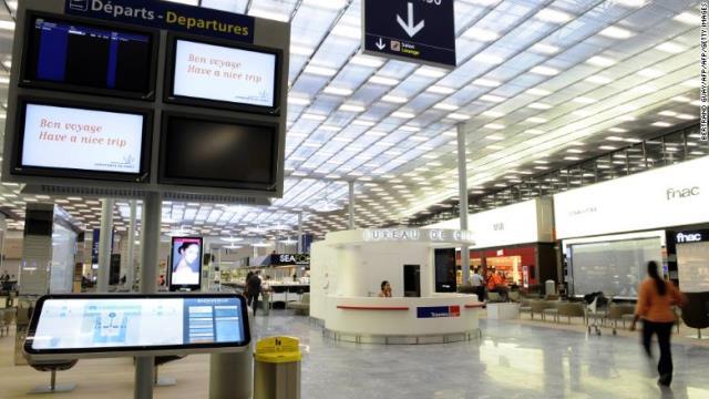シャルル・ドゴール空港でホームレスの男が３０万ユーロを盗み出す事件があった