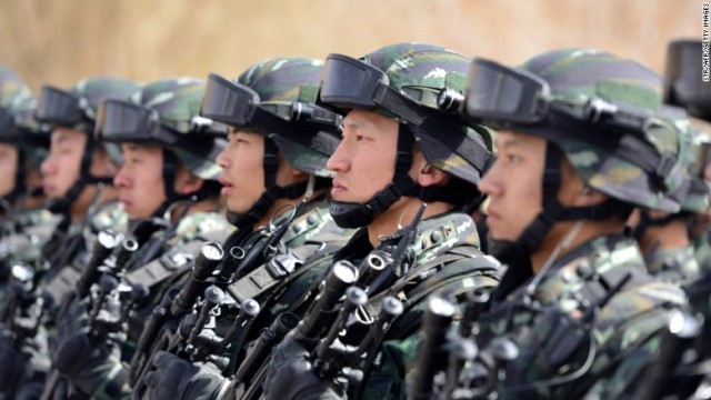 新疆ウイグル自治区でテロ対策の活動に従事する中国軍警察の隊員