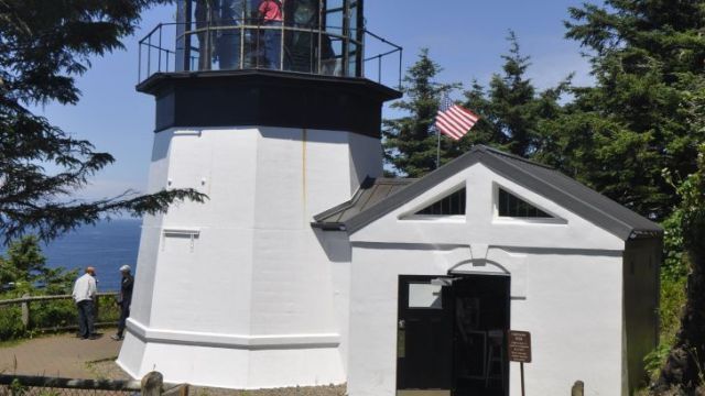 撮影者の男性は米カリフォルニア州に住んでいるが、年に１度オレゴン州にある「ケープミアーズ灯台」を訪れている。「初めて間近で見た灯台だった」「ちょっとした初恋のようなものかな」