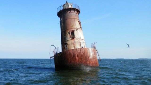 米メリーランド州チェサピーク湾にある「シャープスアイランド灯台」にはボートでしかたどり着けない。1976年に大型の海氷により15度傾いた