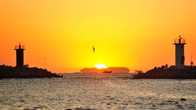 韓国・長承浦にある二つの灯台。撮影者の男性によれば、間にある水路は巨済(コジェ)島と釜山(プサン)をフェリーでつなぐ非常に重要なものだという